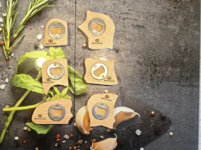 Six décapsuleurs en bois clair aux formes différentes, avec insert en inox et logo gravé