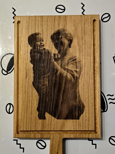 Planche à poignée en chêne gravée d'une photo d'une femme tenant un enfant dans ses bras