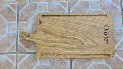 Planche à poignée en chêne gravée du prénom Olivier et de « 50 ans » sur la poignée