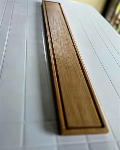 Planche à tapas XXL vue en longueur sur une table blanche